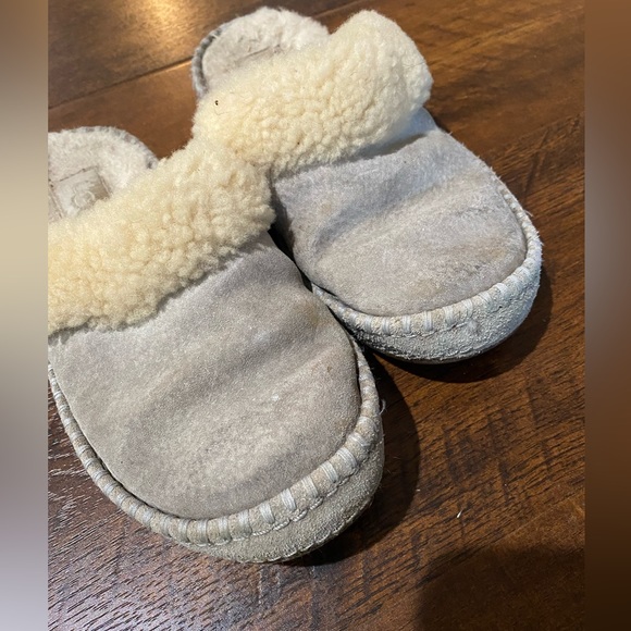 Uggs slippers size 6 - Picture 1 of 5